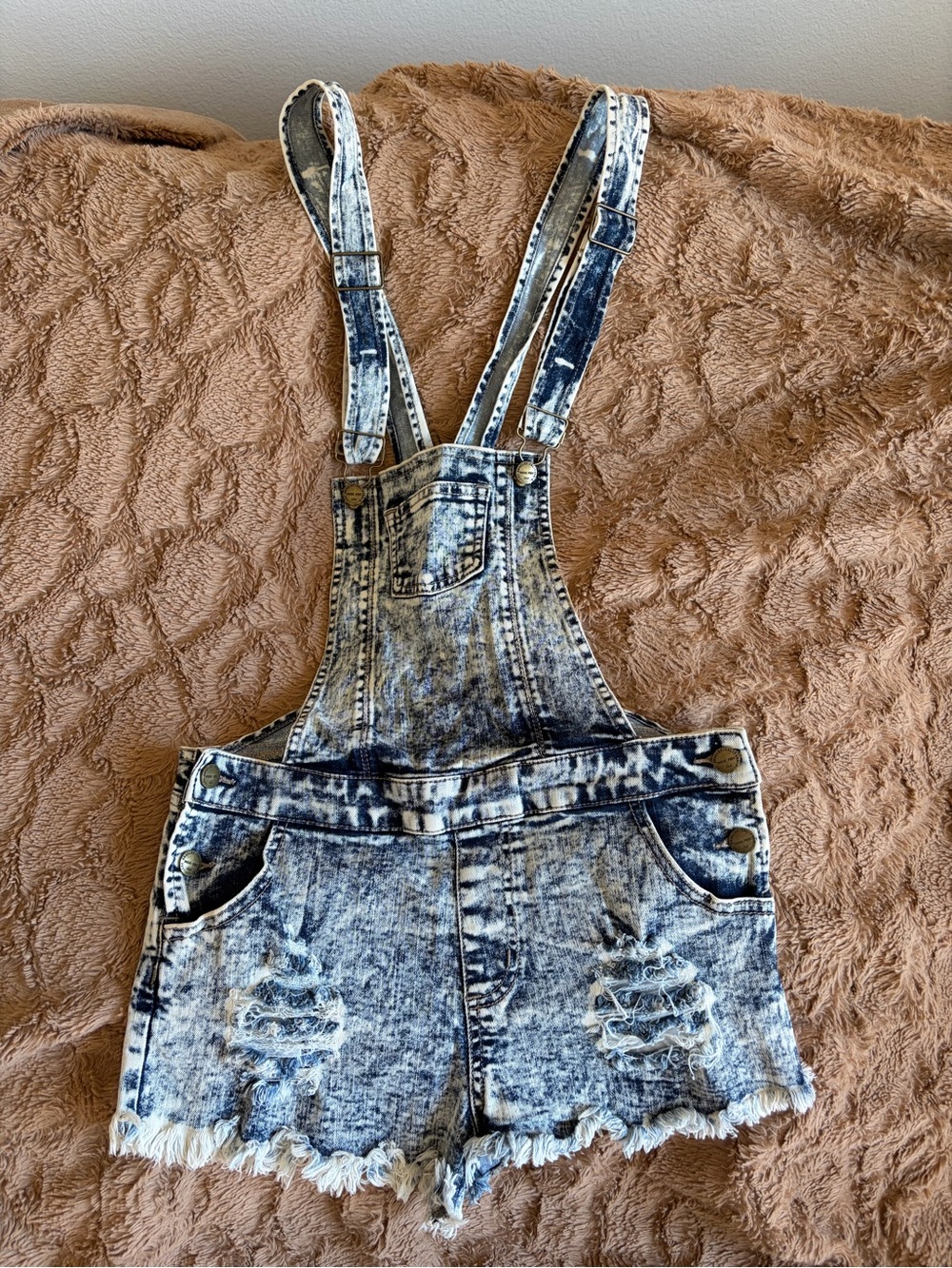 Sneak Peek Acid-Wash Denim Overall Shorts - Blue & White